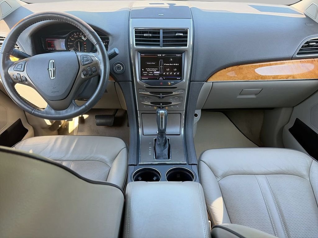 Used 2013 White Lincoln Base image 9