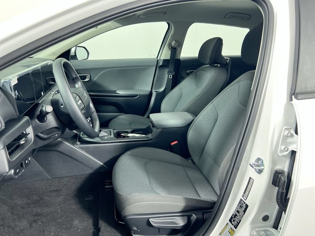 New 2026 Snow White Pearl Kia LXS image 13