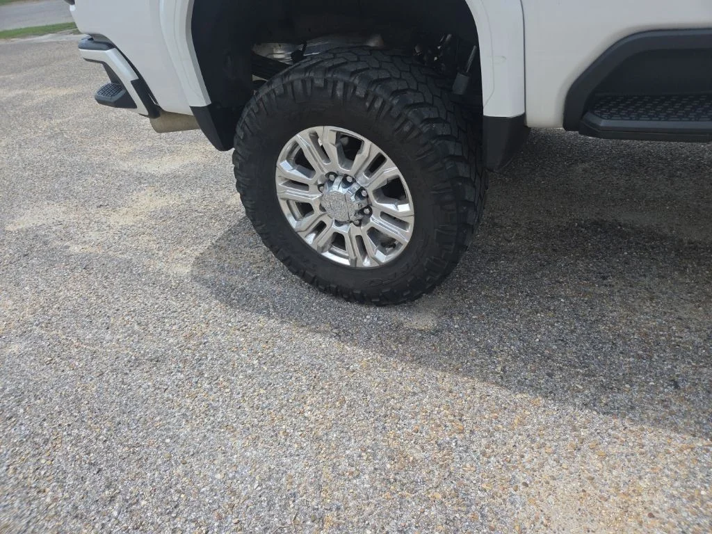 Used 2022 White GMC Denali image 16
