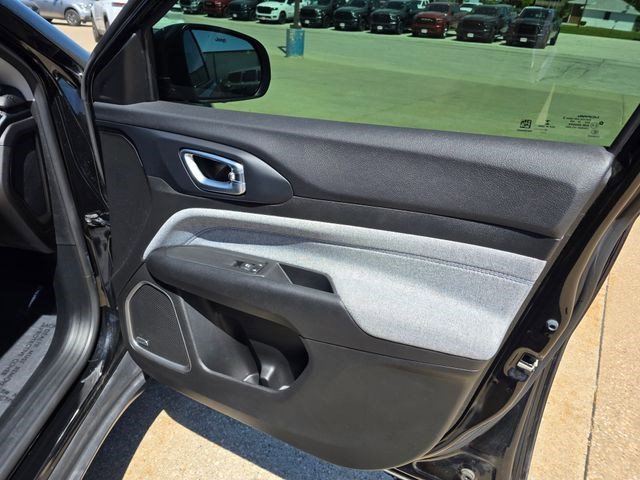 Certified Used 2022 Diamond Black Crystal Pearlcoat Jeep Latitude image 16