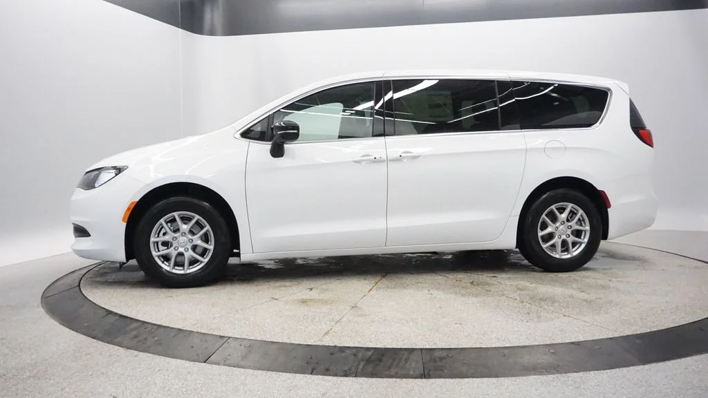 New 2026 Bright White Clear-Coat Exterior Paint Chrysler LX image 3