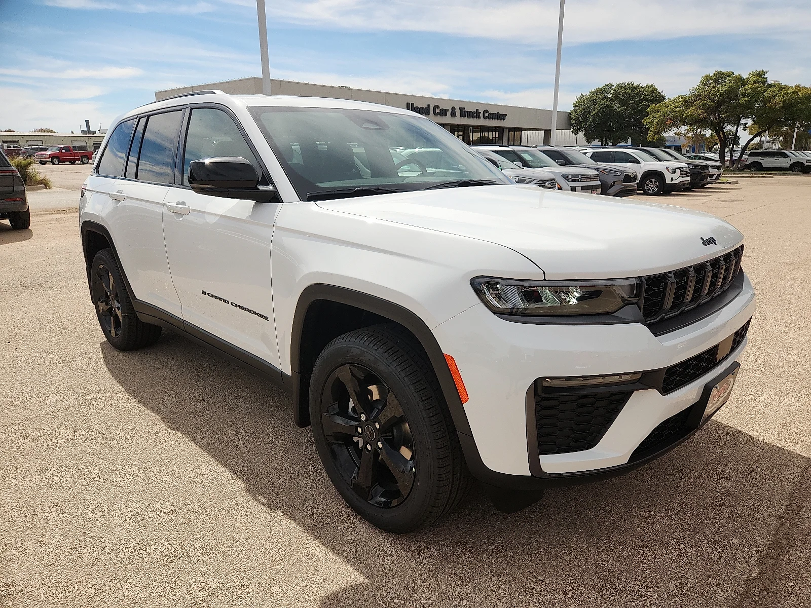 New 2027 Bright White Clear-Coat Paint Jeep LIMITED 4X4 image 6