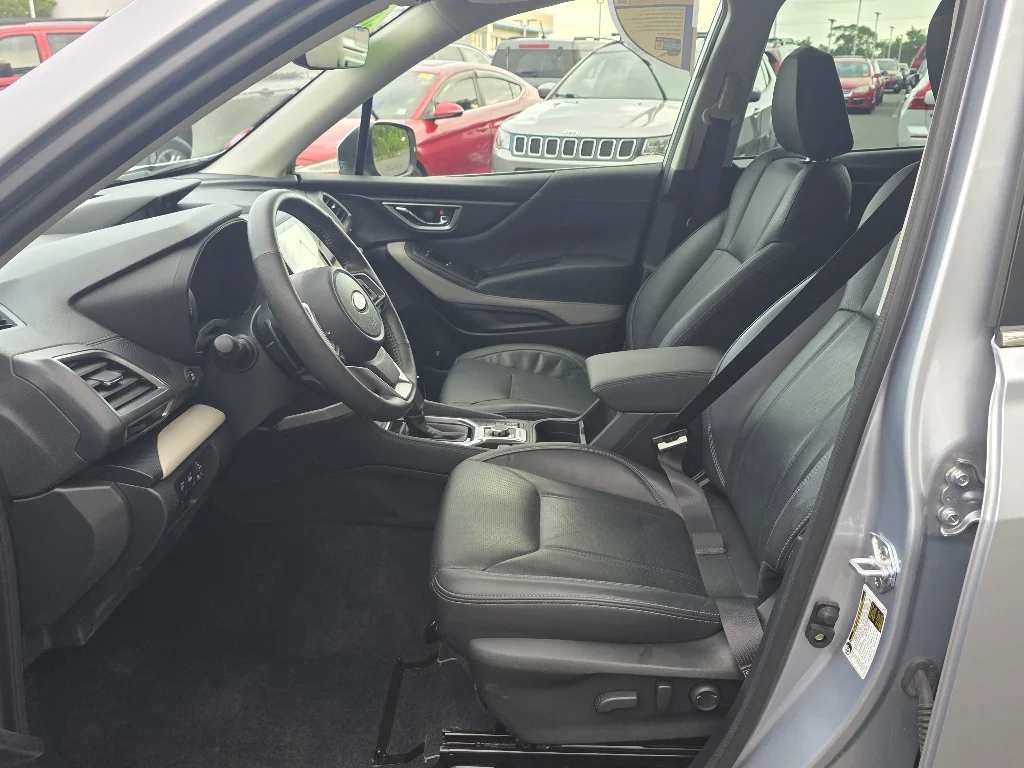 Used 2023 Ice Silver Metallic Subaru Limited image 33