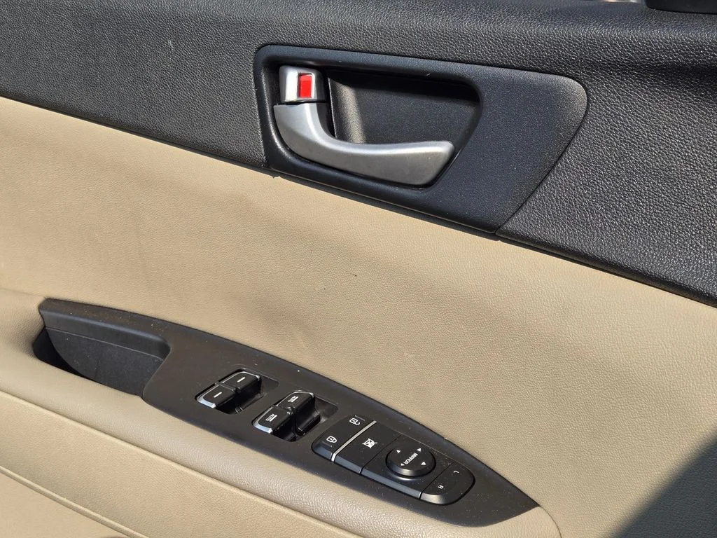 Used 2018 White Kia LX image 19