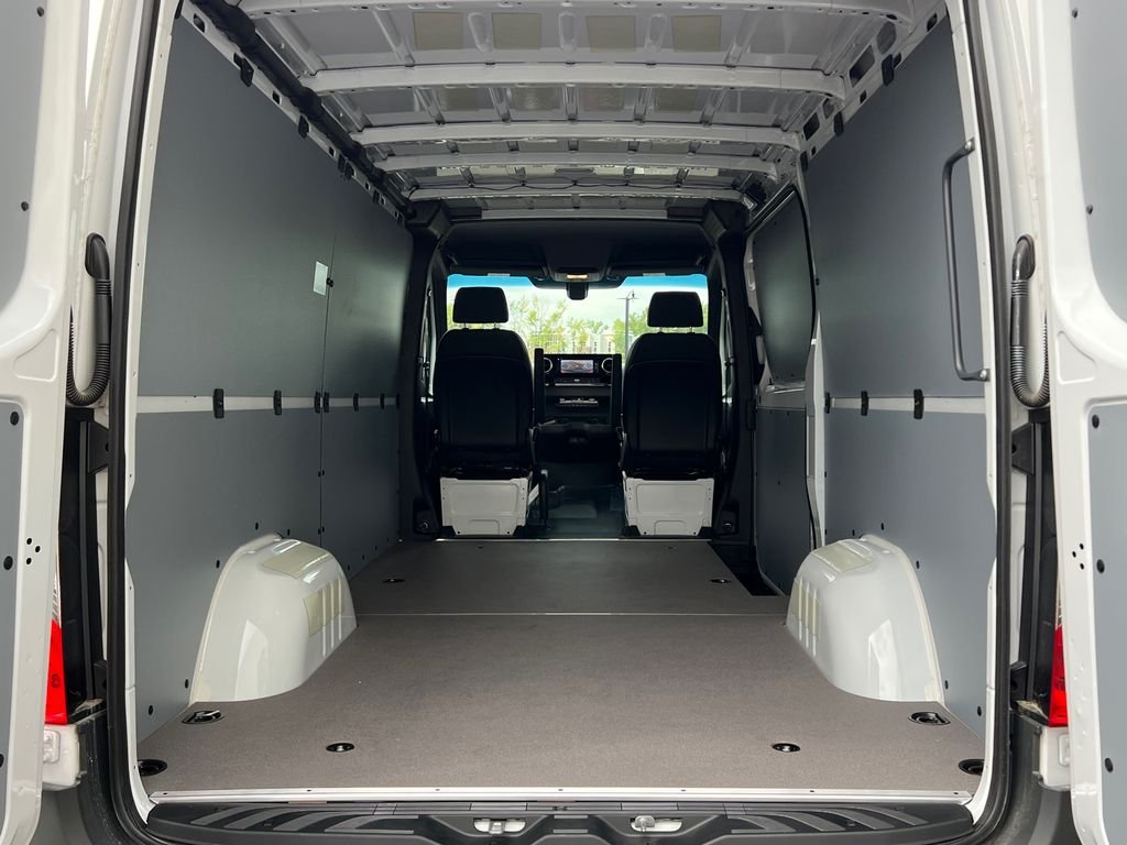 New 2026 Arctic+White Mercedes-Benz Cargo 144 WB image 7