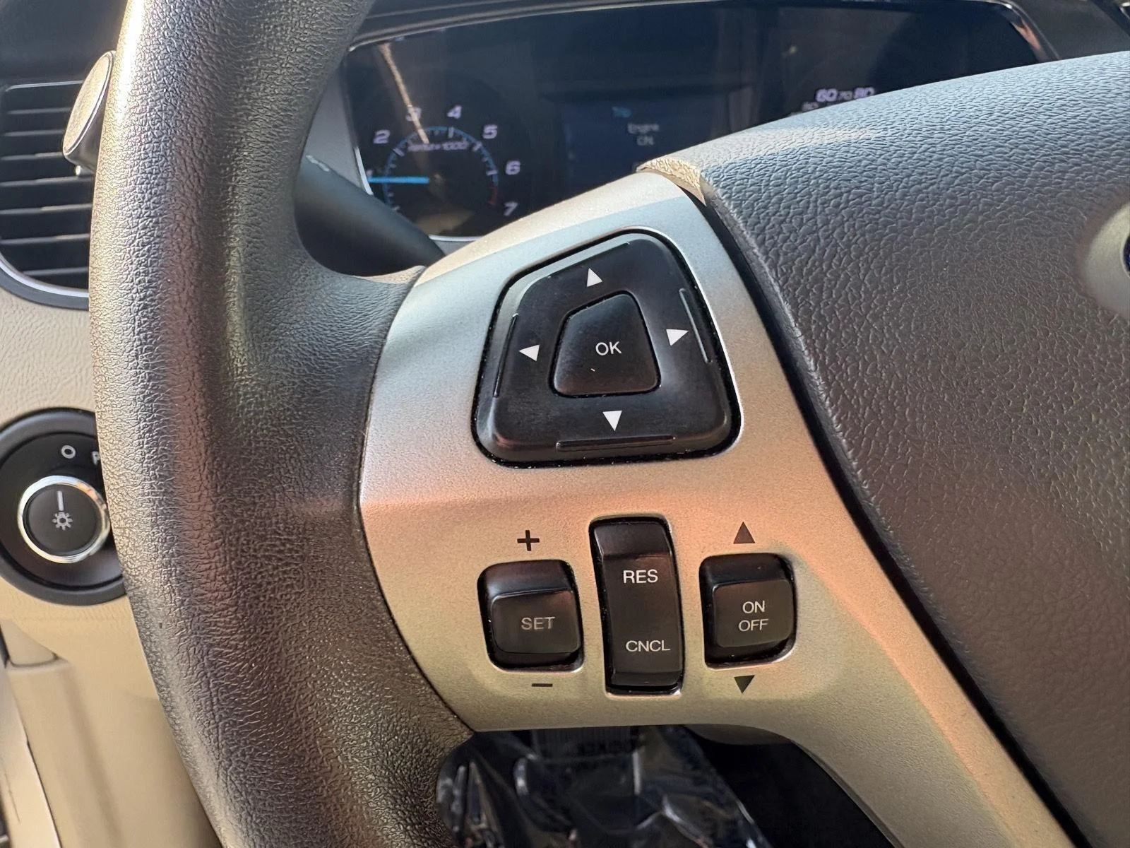Used 2018  Ford SE FWD image 14