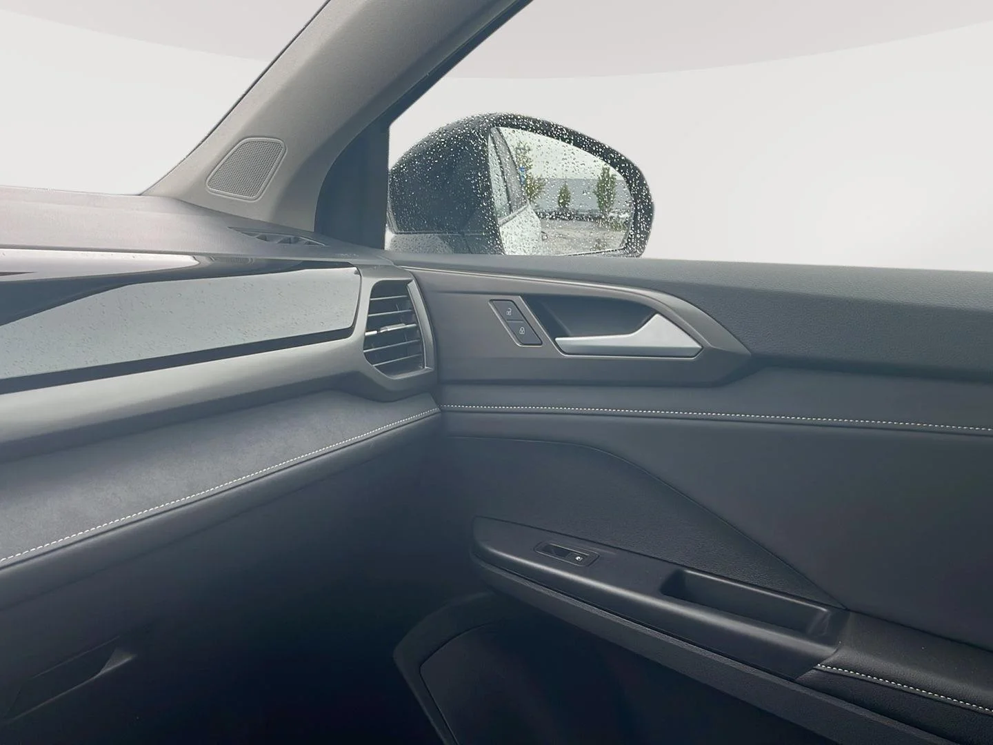 New 2026 Pure White w/Deep Black Roof Volkswagen SE Black image 35