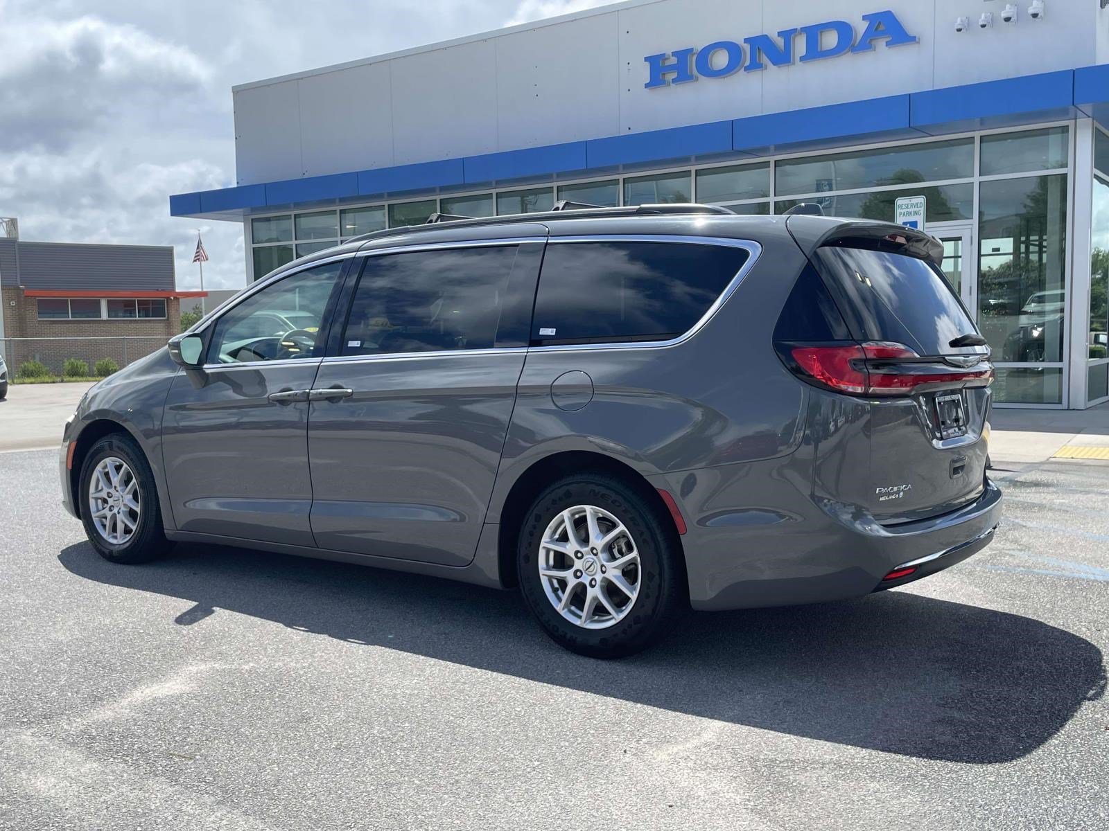 Used 2022 Ceramic Gray Clearcoat Chrysler Touring L image 4