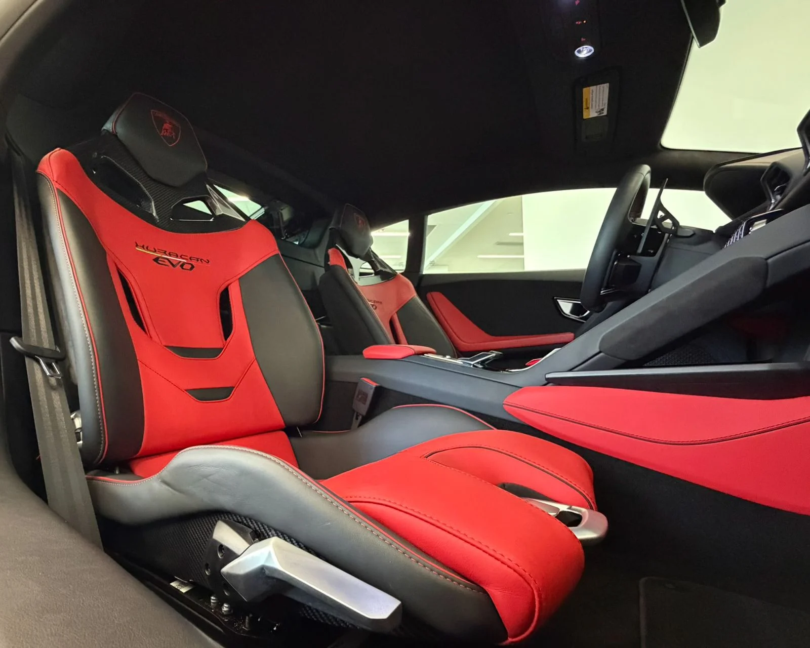 Used 2022  Lamborghini Base image 35