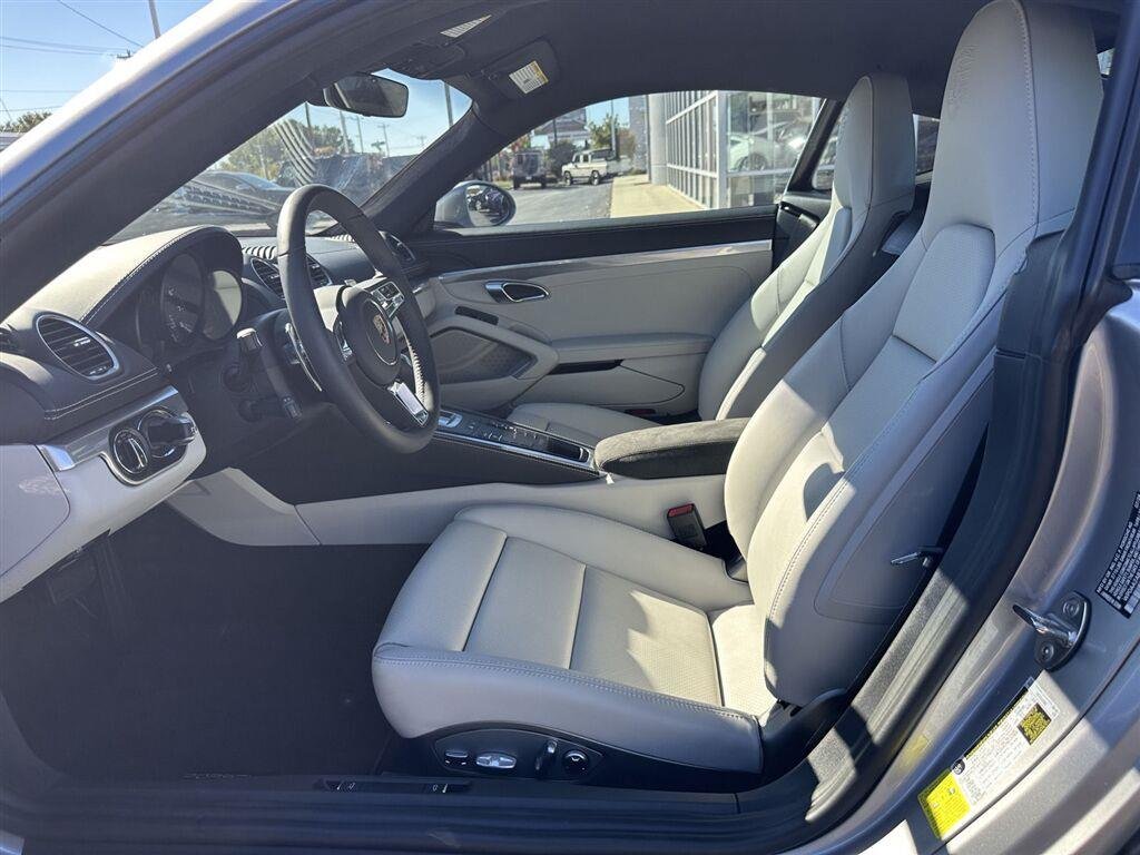 Used 2024  Porsche Style Edition image 10