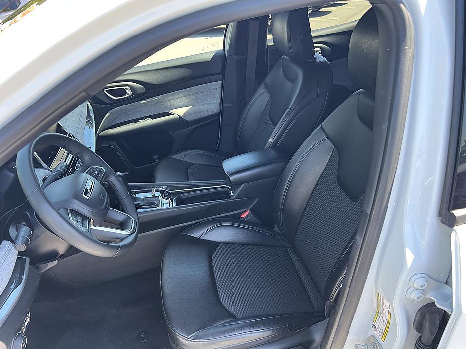 Used 2024 Bright White Clearcoat Jeep Latitude image 13