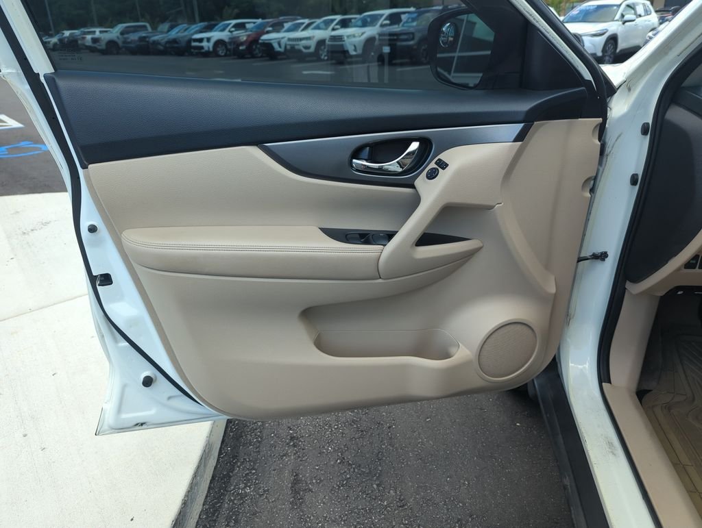 Used 2015 White Nissan SV image 18