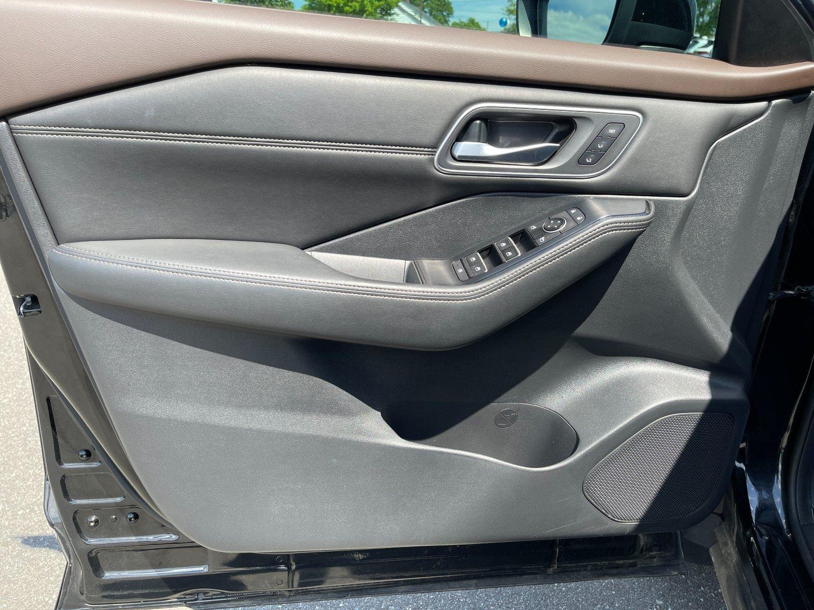 Used 2021 Super Black Nissan SL image 13