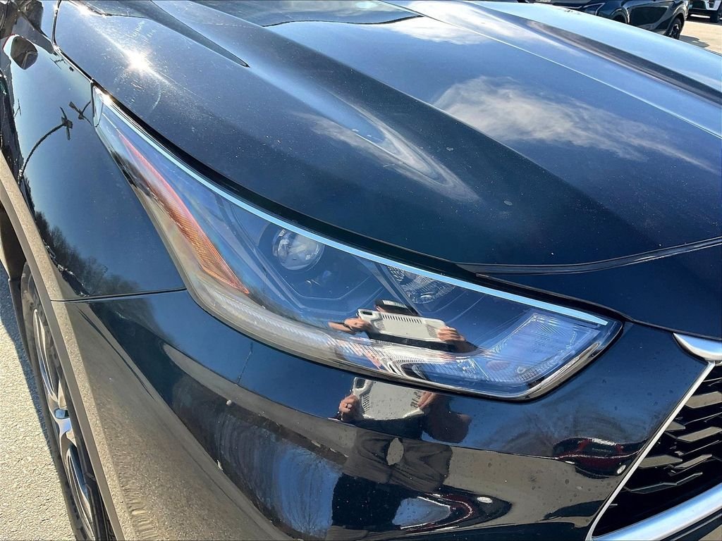 Used 2021 Black Toyota XLE image 31