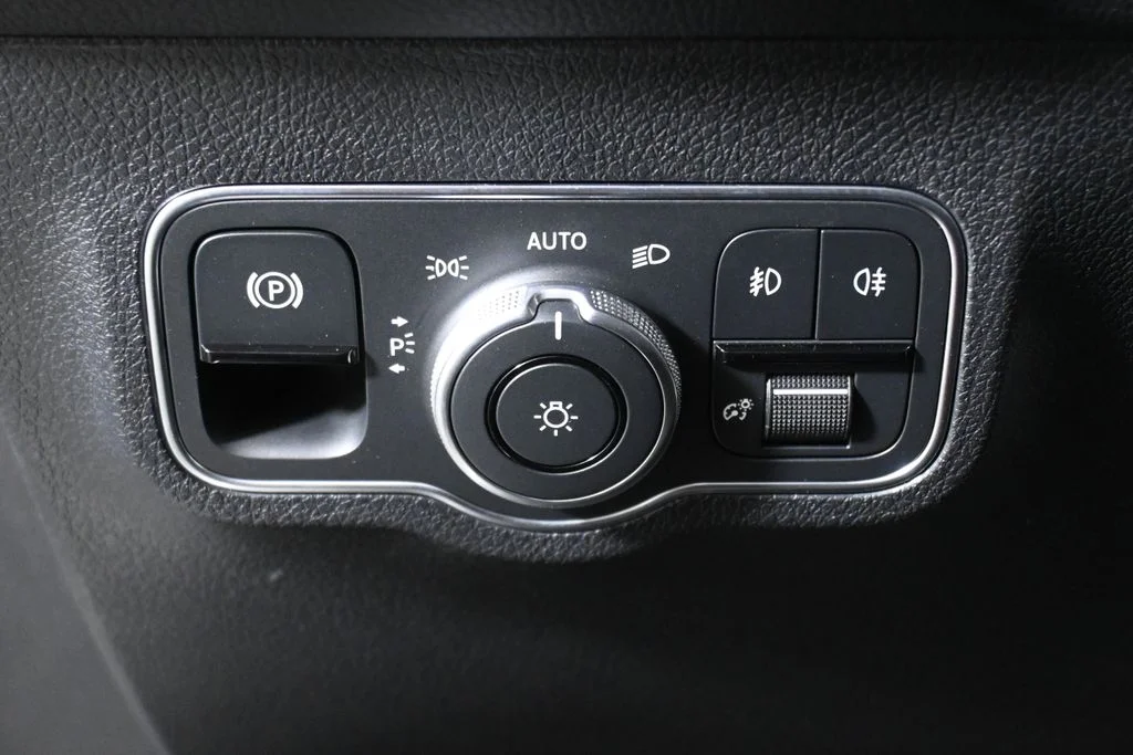 Used 2026 White Mercedes-Benz GLB 250 image 25