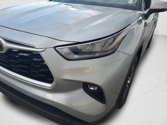 Certified Used 2020 CELESTIAL SILVER METALLIC Toyota  image 27