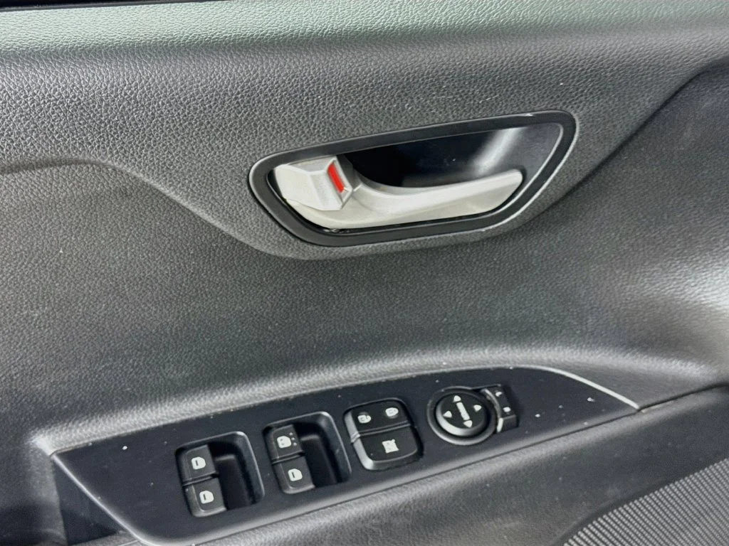 Used 2022 Black Kia S image 21