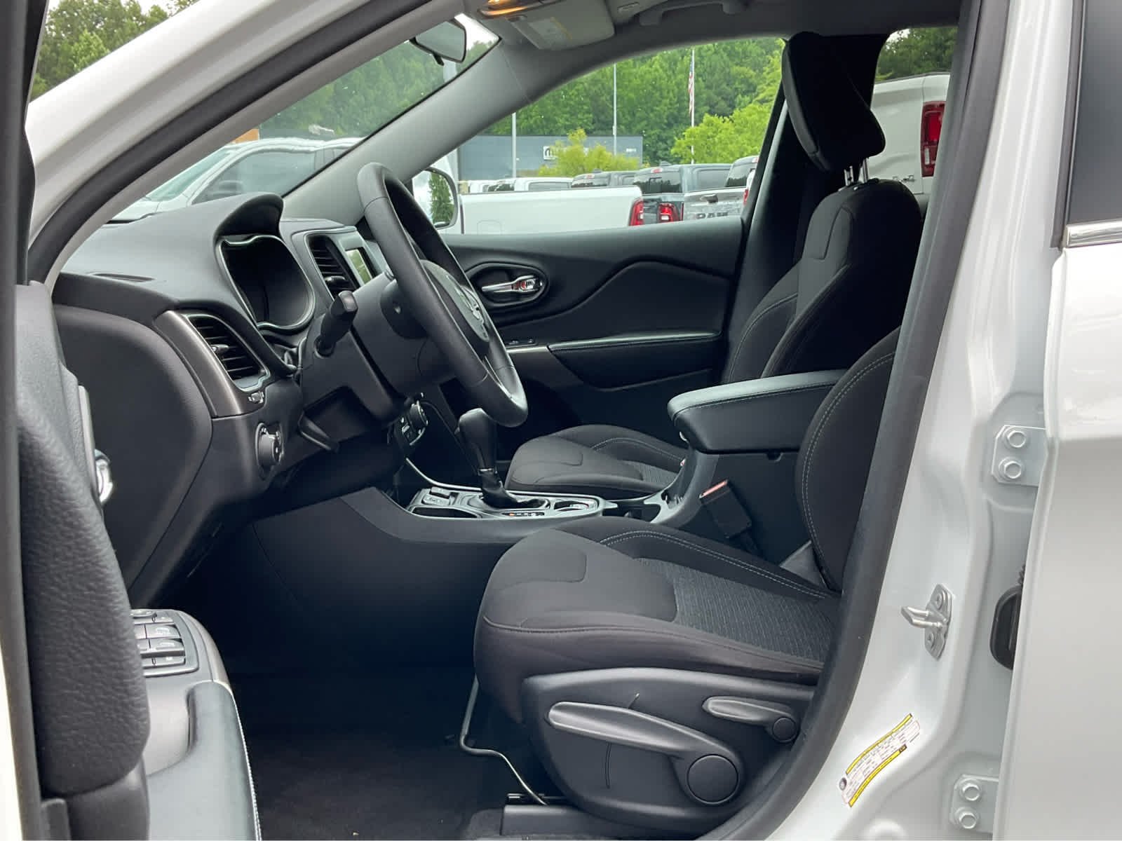 Used 2019 Bright White Clearcoat Jeep Latitude image 12