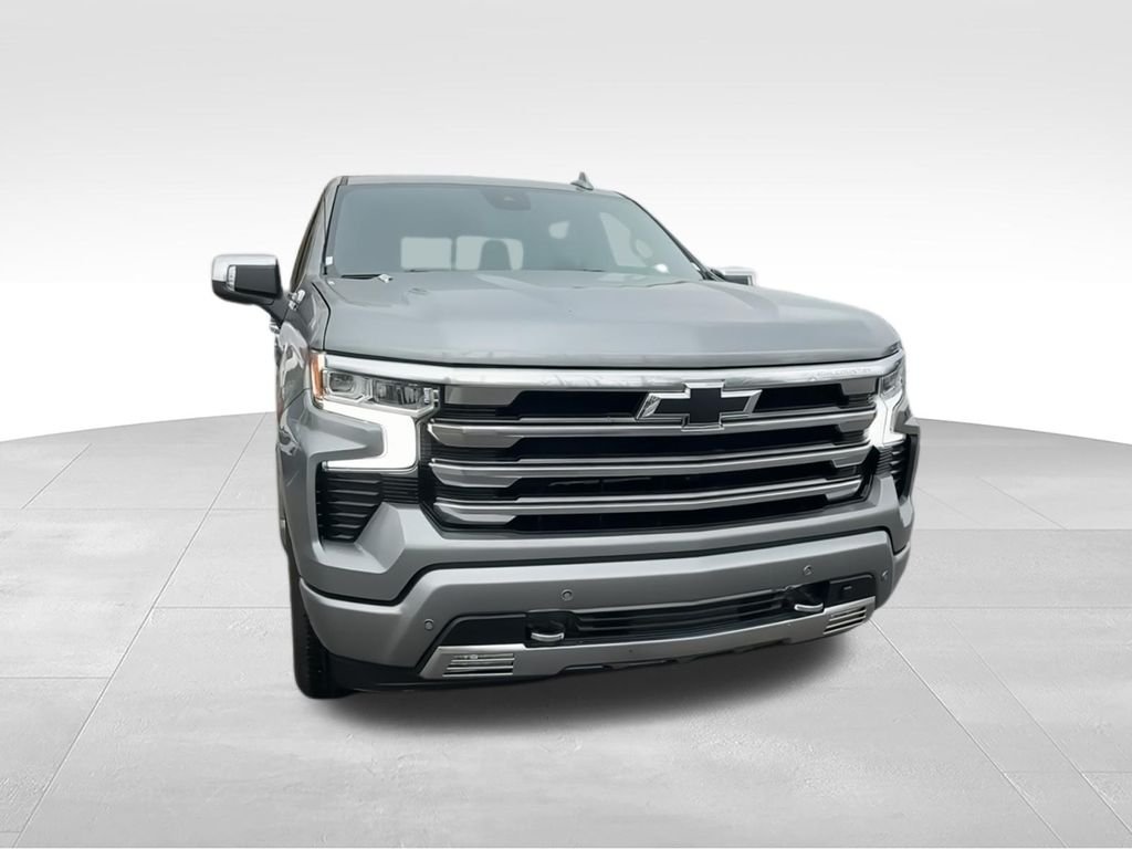 Used 2025 Gray Chevrolet High Country image 3