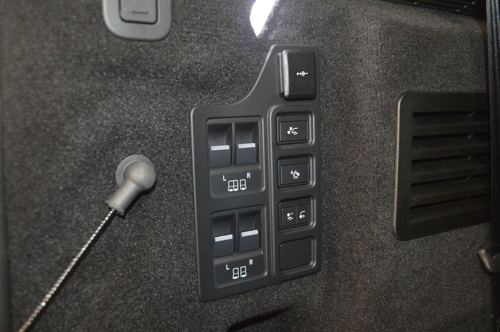 Used 2025 Gray Land Rover Metropolitan Edition image 45