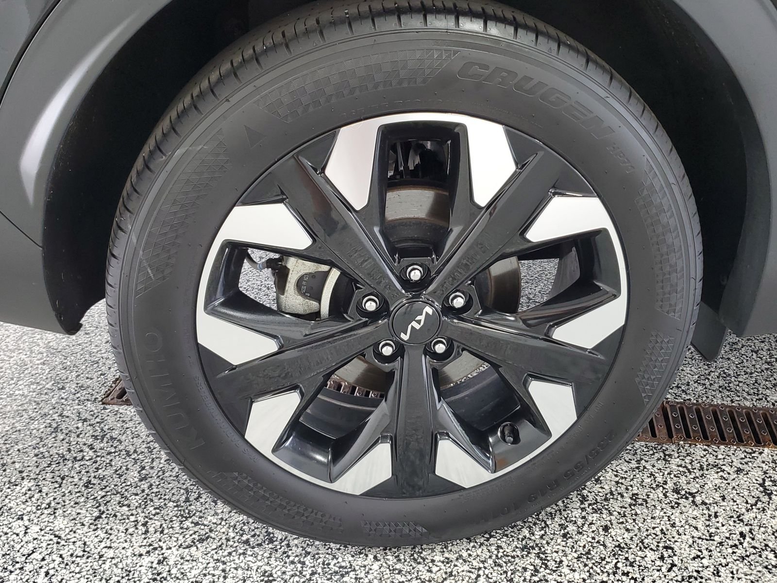 Used 2024 Black Kia X-Line image 5