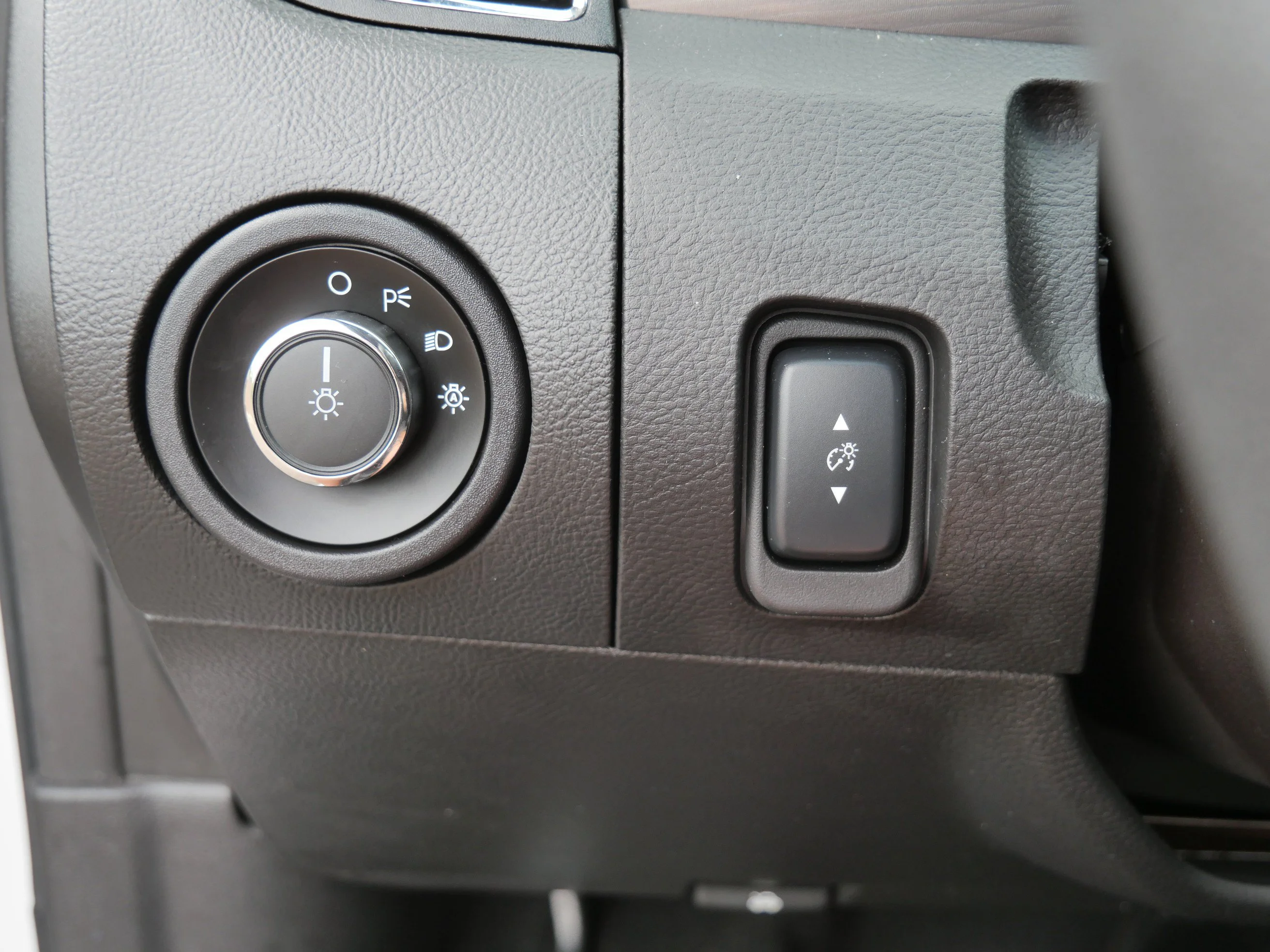 Used 2018 White Platinum Metallic Tri-Coat Ford SEL image 18