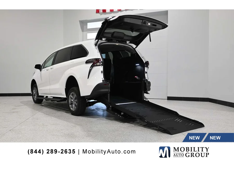 2026 Toyota Sienna LE 8-Passenger Hybrid FWD's photo