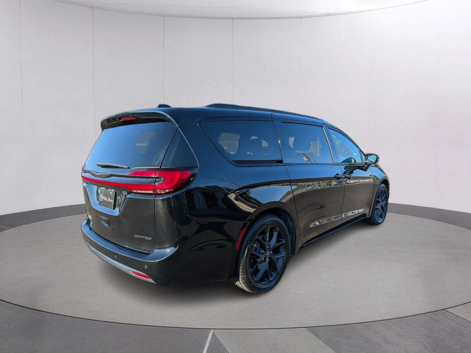 Used 2025 Diamond Black Crystal Pearlcoat Chrysler Limited image 7