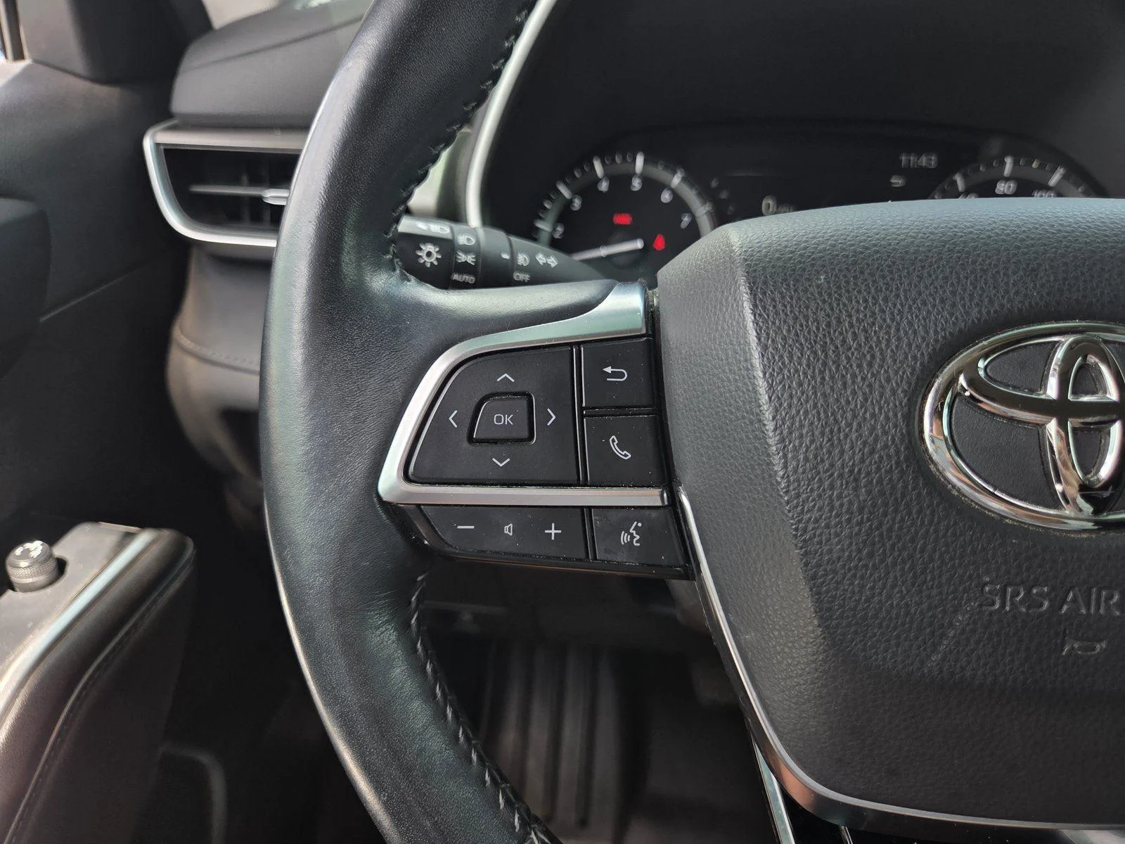 Used 2021 Midnight Black Metallic Toyota XLE image 27
