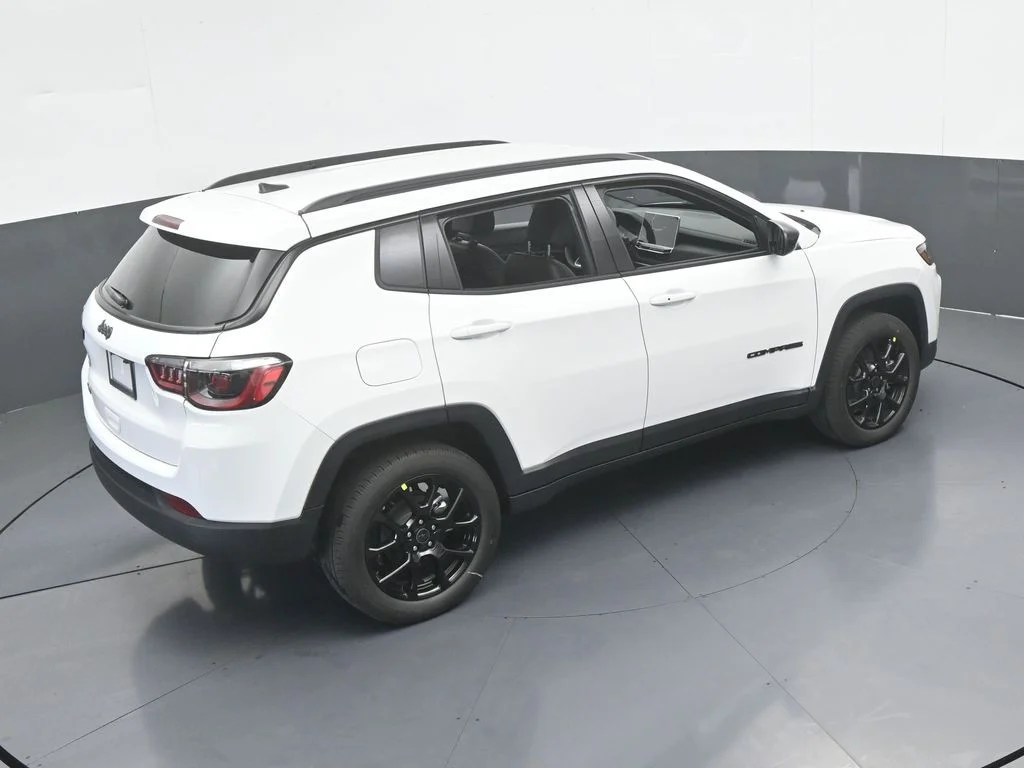 New 2026 Bright White Clear-Coat Exterior Paint Jeep Latitude image 43