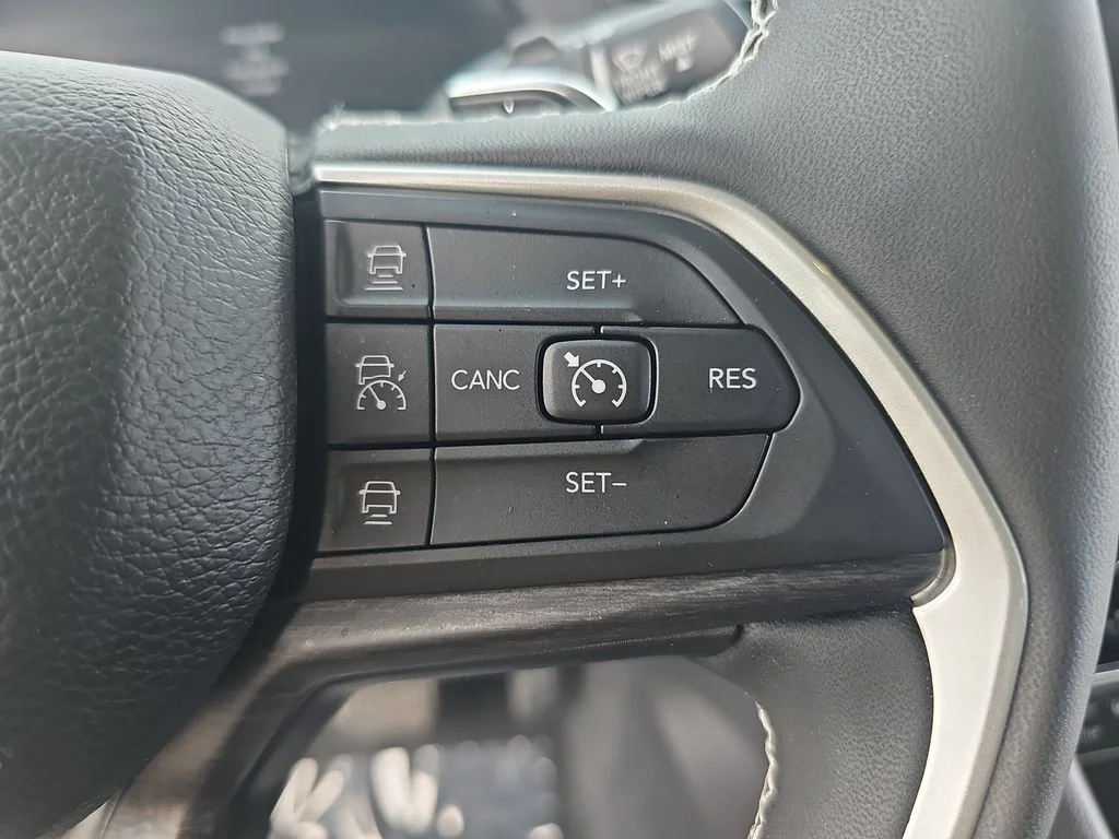 Used 2023 White/off-white Jeep Limited image 18