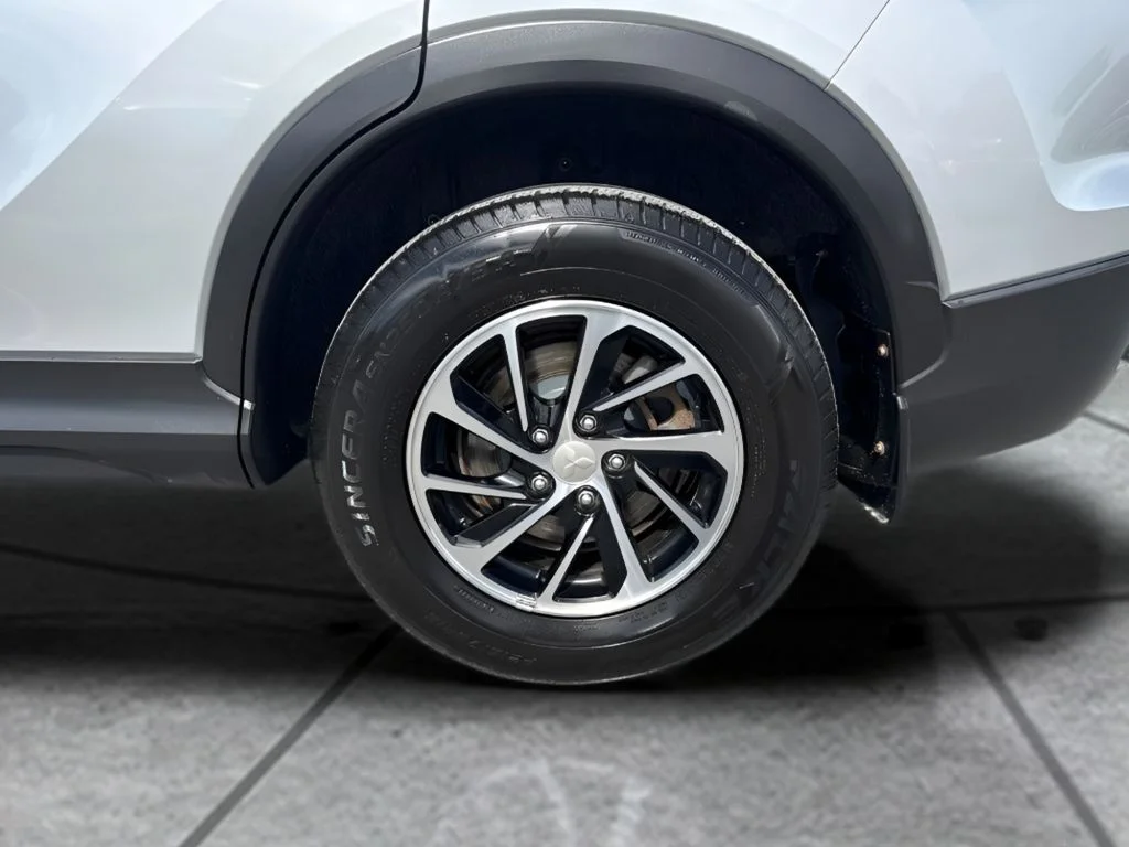 Used 2024 Silver Mitsubishi ES image 17