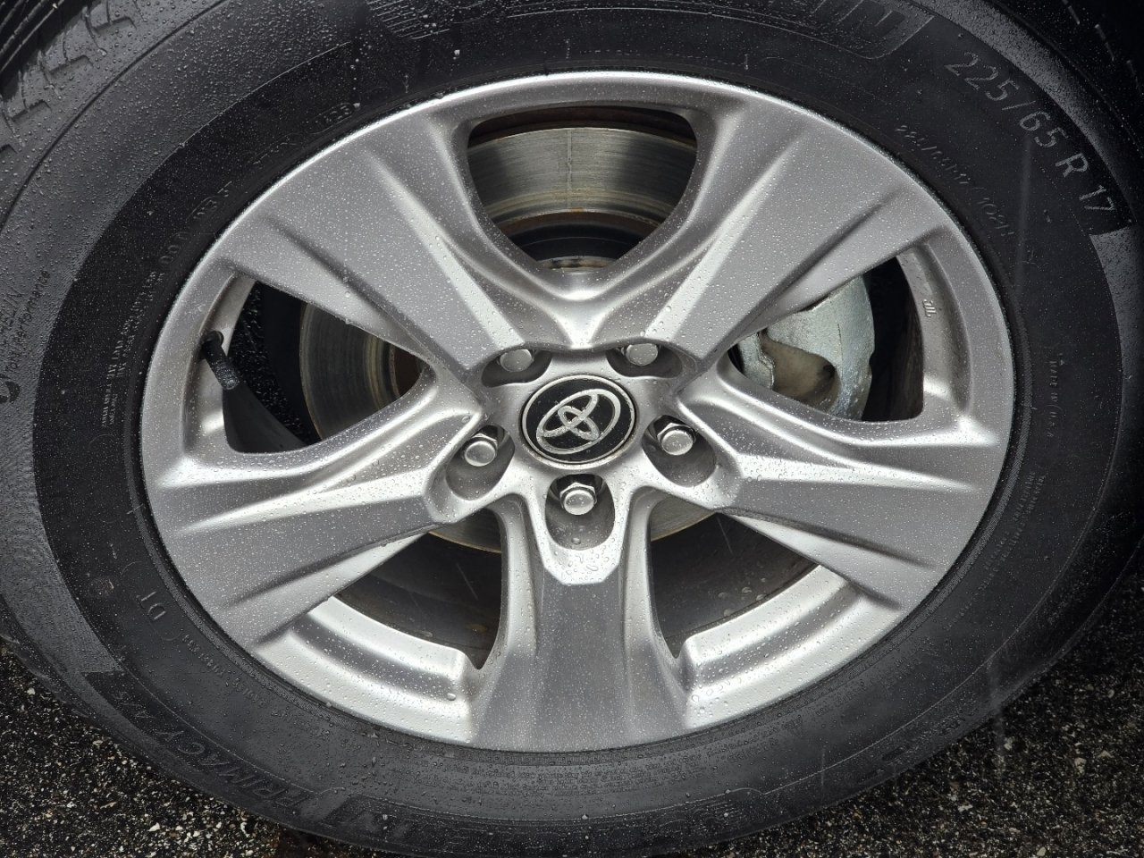 2025 Toyota RAV4 XLE - Photo 8