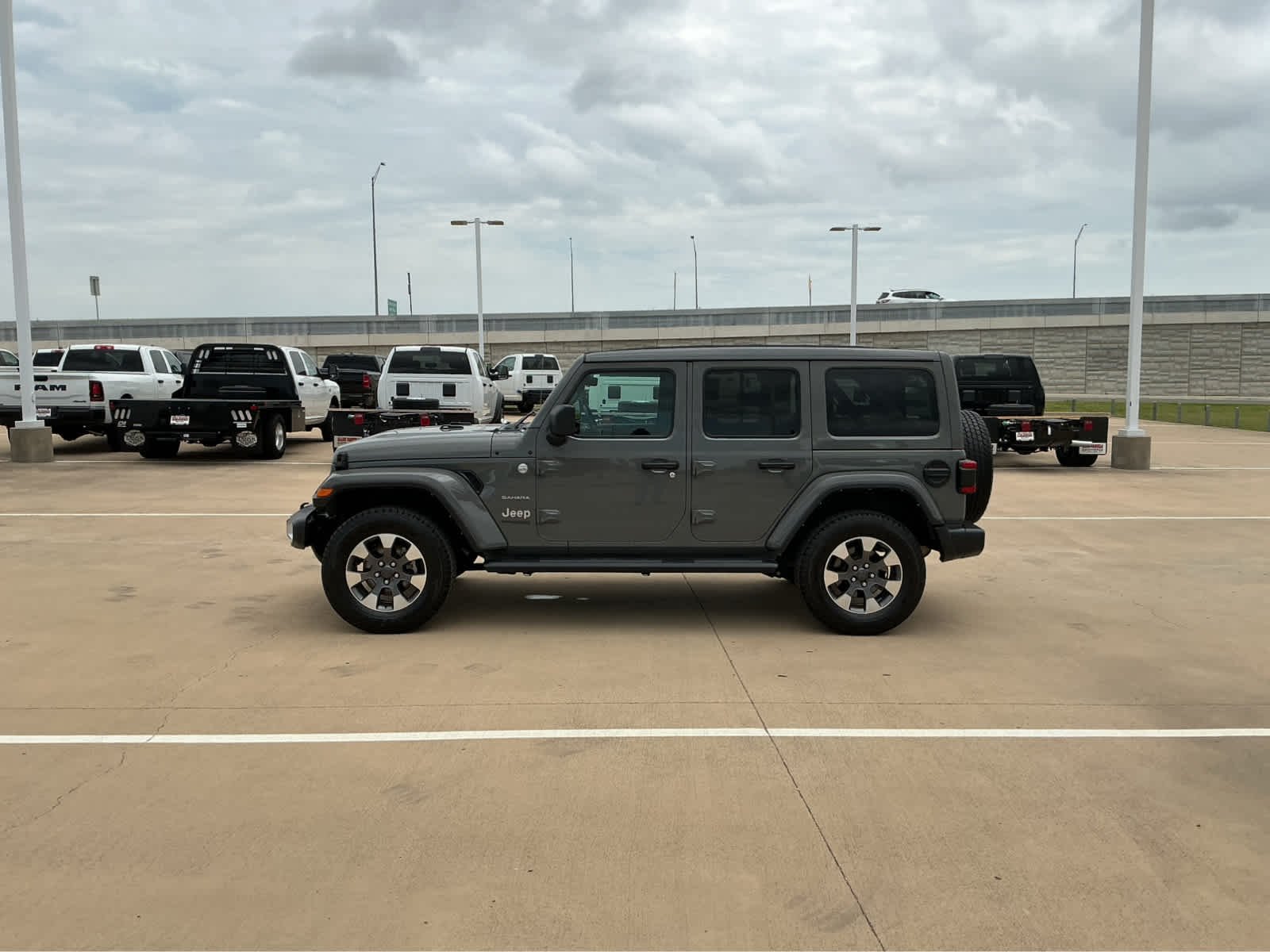 Used 2022 Sting-Gray Clearcoat Jeep Unlimited Sahara image 9