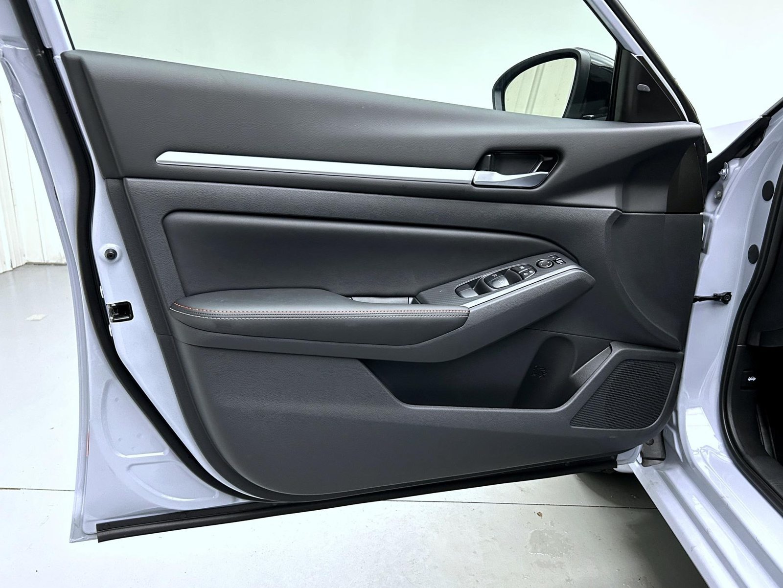 New 2026 Gray Sky Pearl / Super Black Two-tone Nissan 2.5 SR image 9