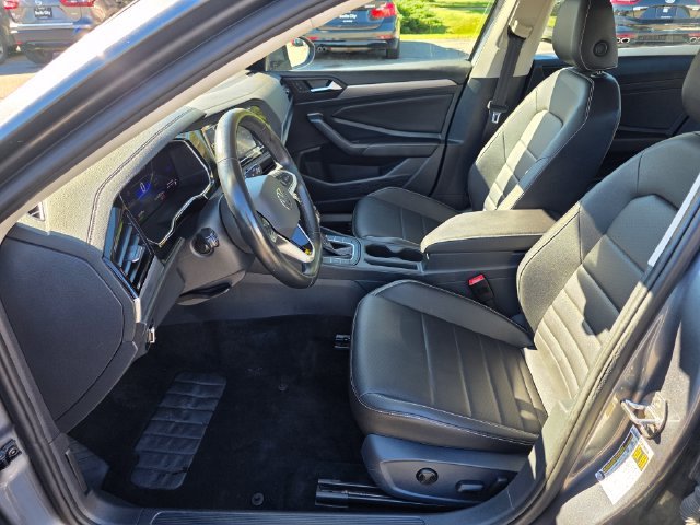 Used 2024 Deep Black Pearl Volkswagen 1.5T SE image 15
