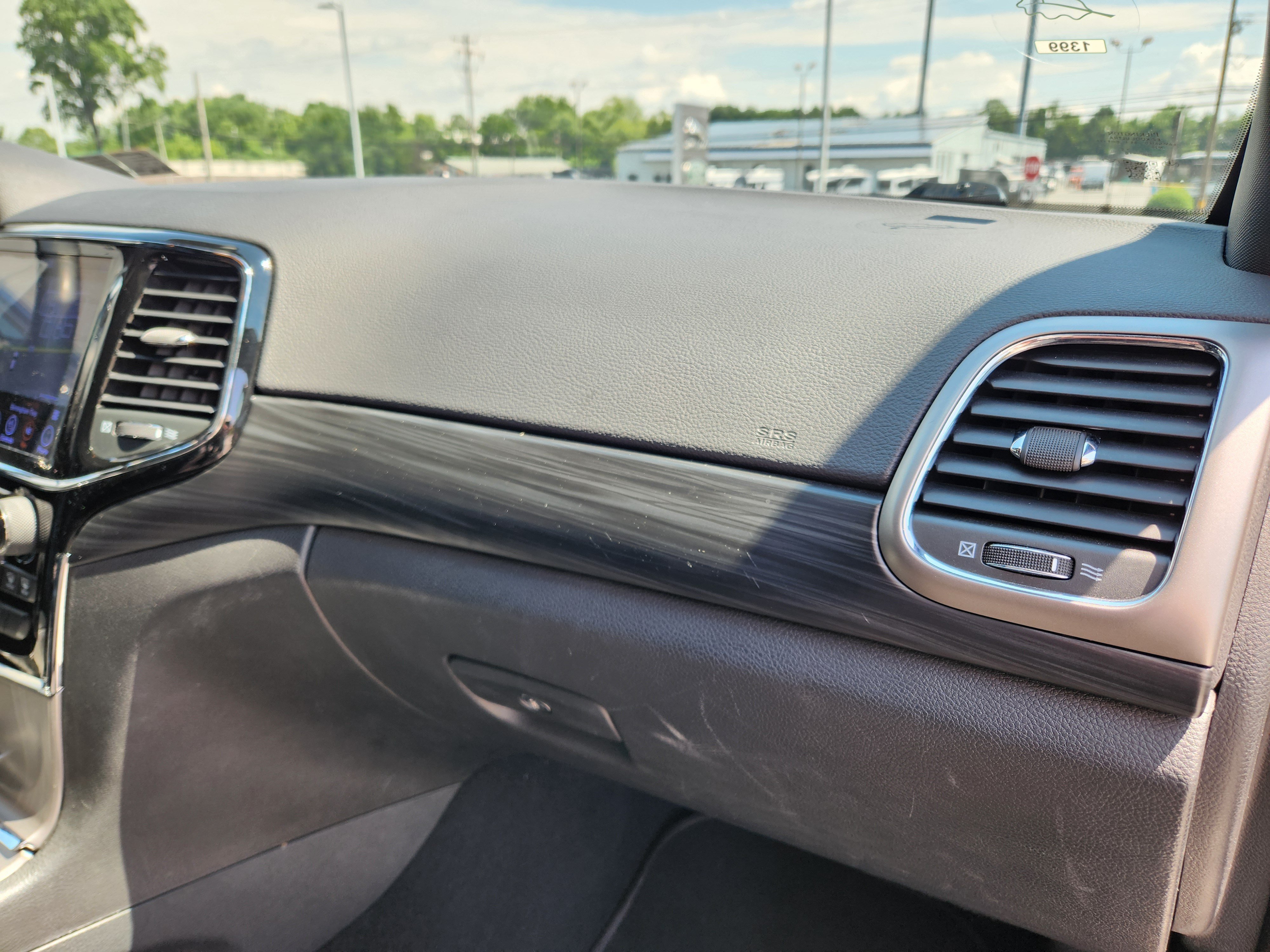 Used 2019 Diamond Black Crystal Pearlcoat Jeep Altitude image 17