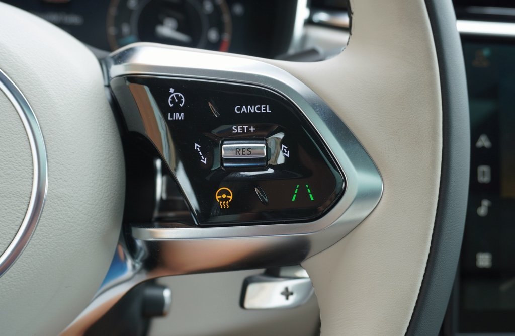 2025 JAGUAR F-PACE - Image 17