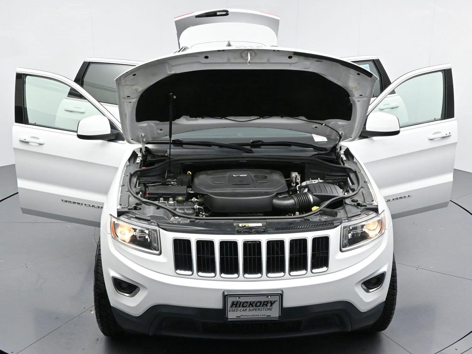 Used 2016 Bright White Clearcoat Jeep Laredo image 38