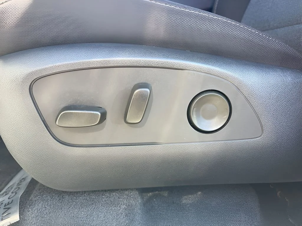Used 2025 Summit White GMC Elevation image 10