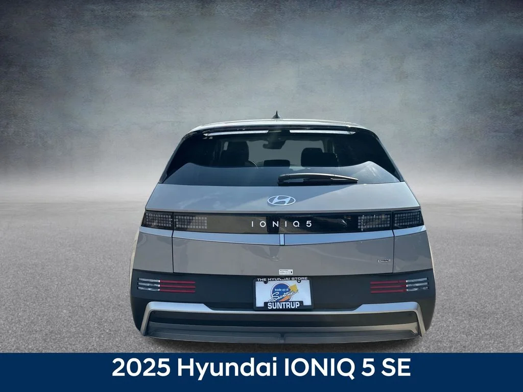 New 2025 Cyber Gray Hyundai SE image 4