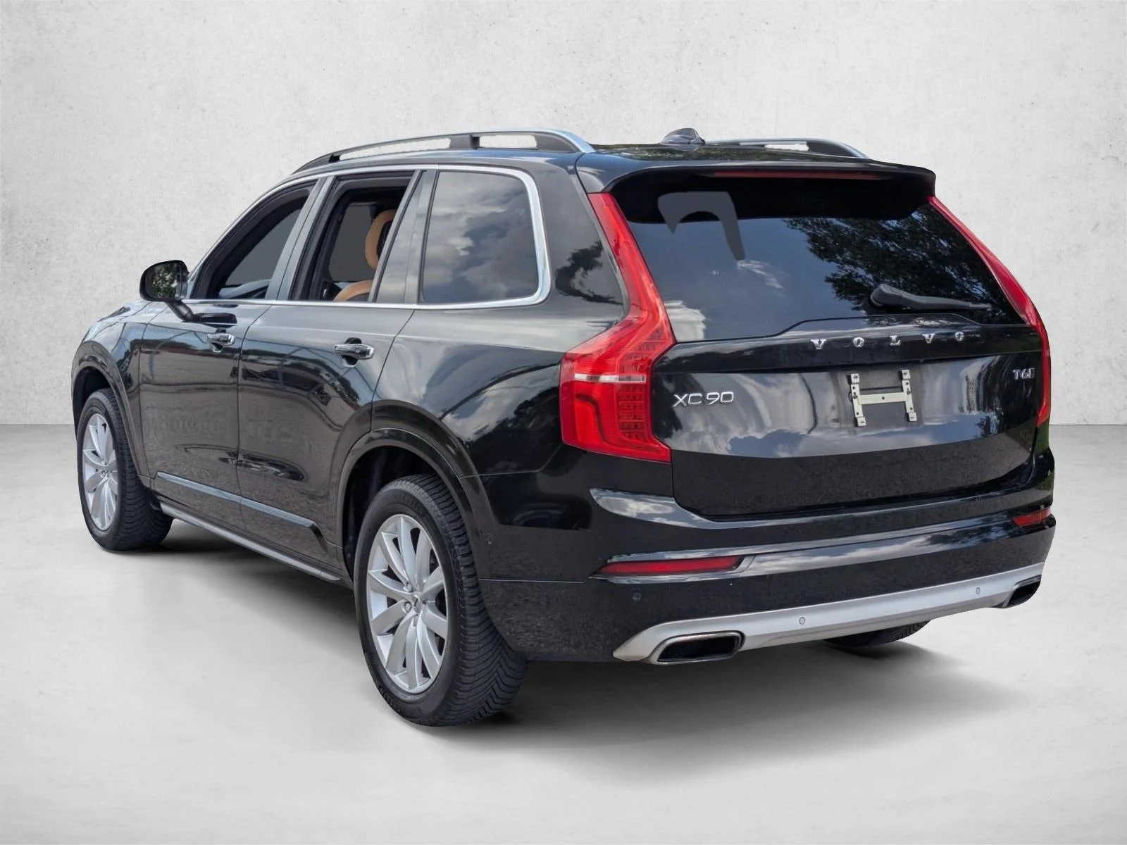 Used 2018 Onyx Black Metallic Volvo Momentum image 5
