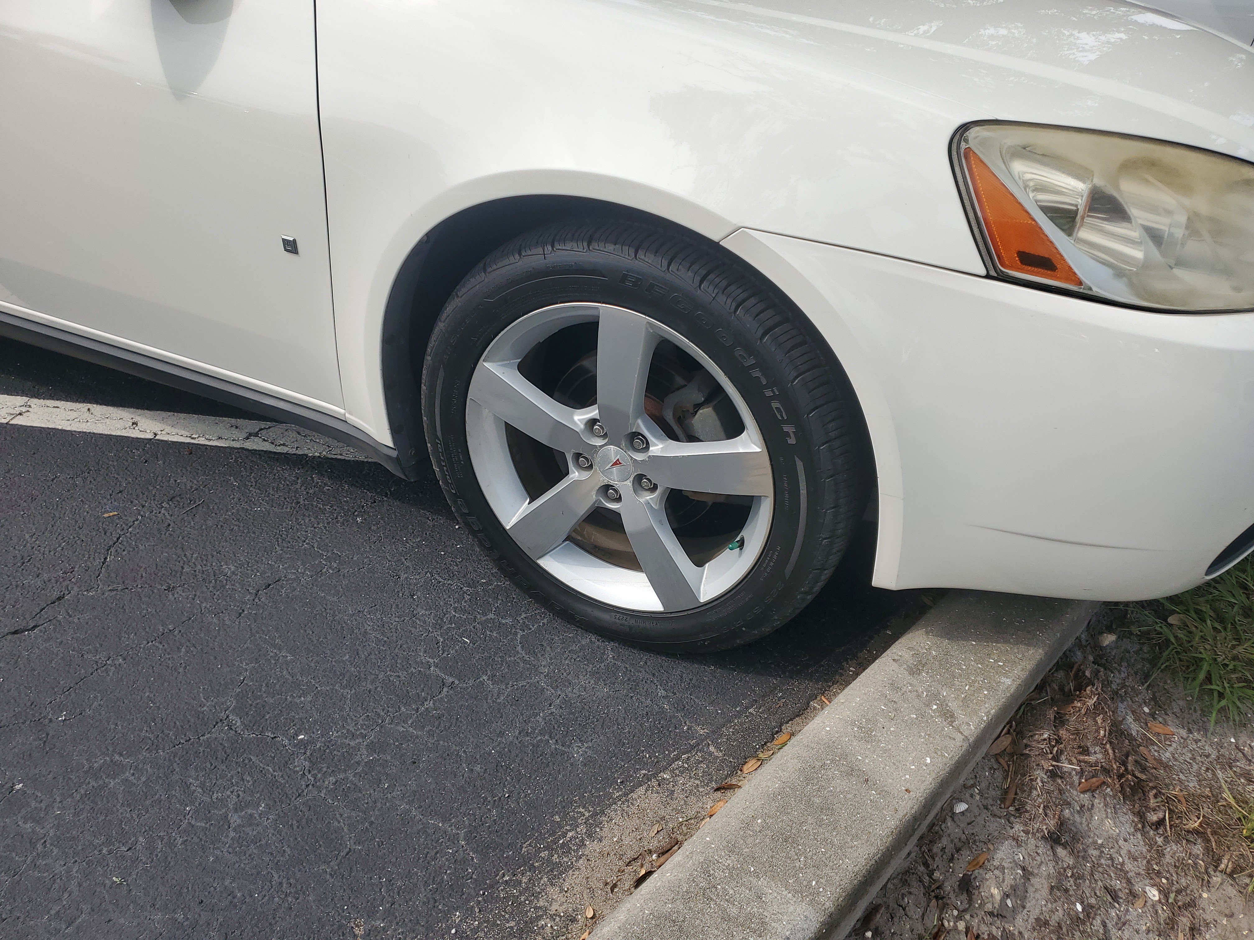 Used 2007 Ivory White Pontiac GT image 1