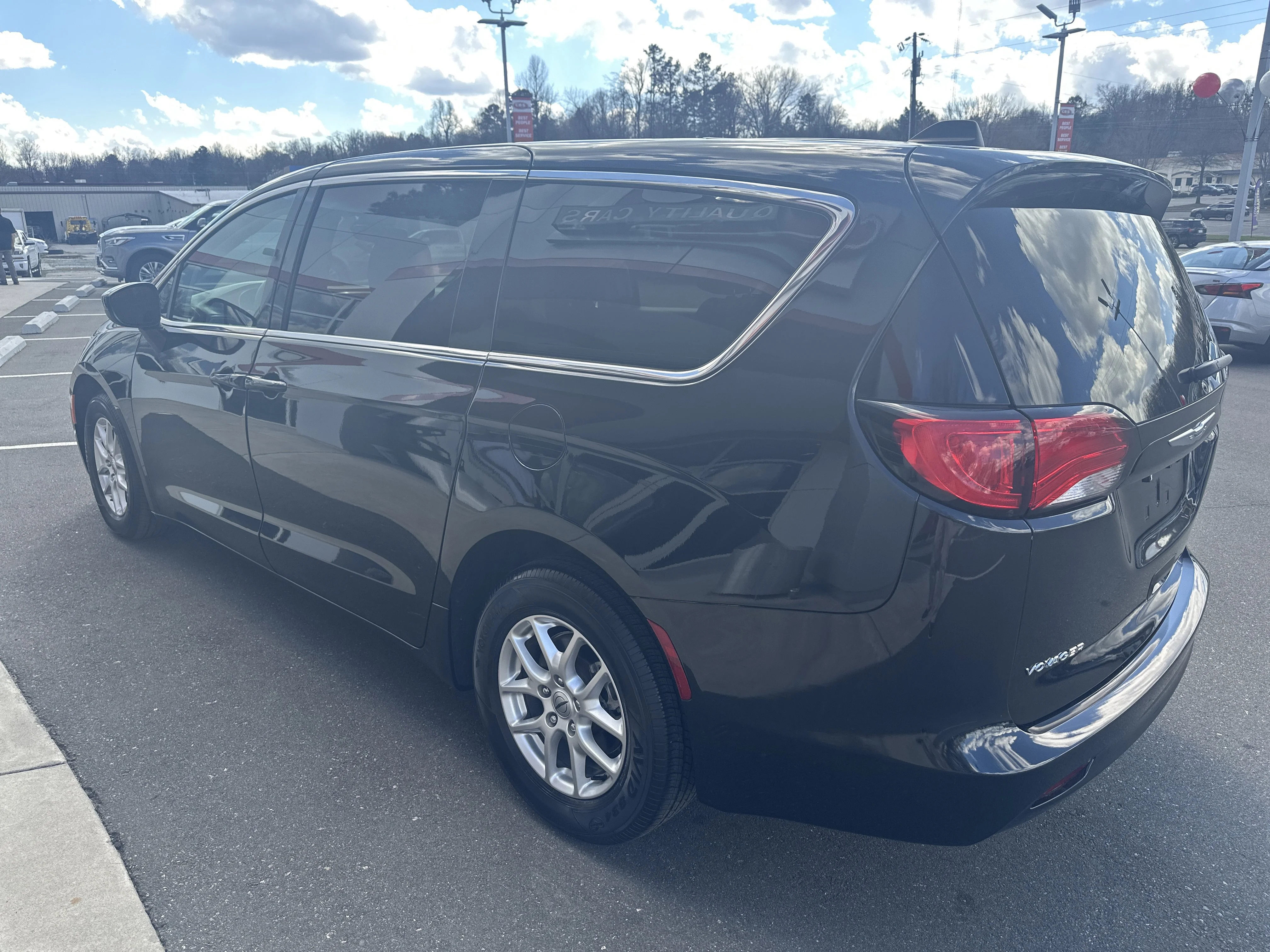 2023 Chrysler Voyager LX - Photo 6