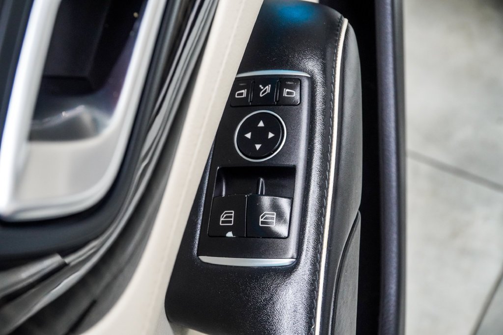 Used 2019 White Mercedes-Benz SL 550 image 40