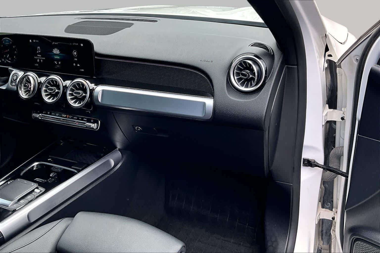 Used 2022 Polar White Mercedes-Benz GLB 250 image 19