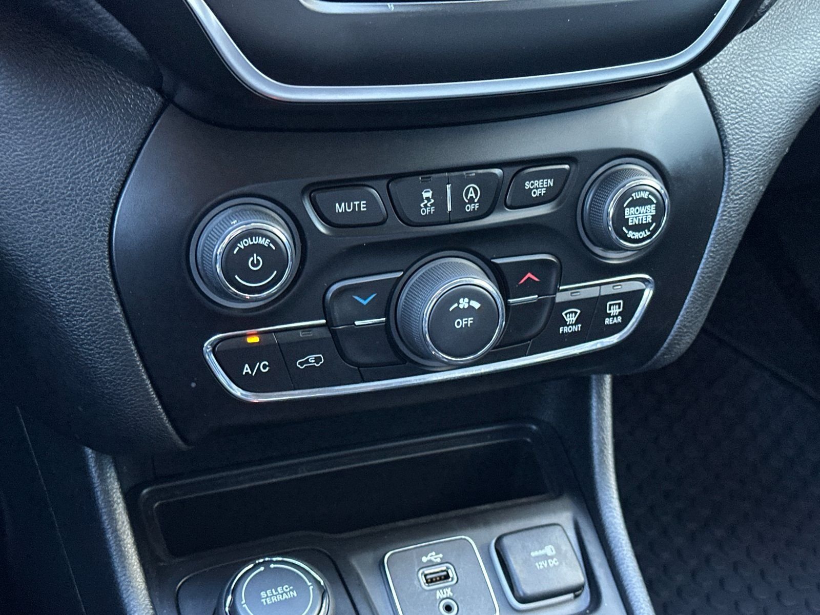 Used 2019 Velvet Red Pearlcoat Jeep Latitude Plus image 18