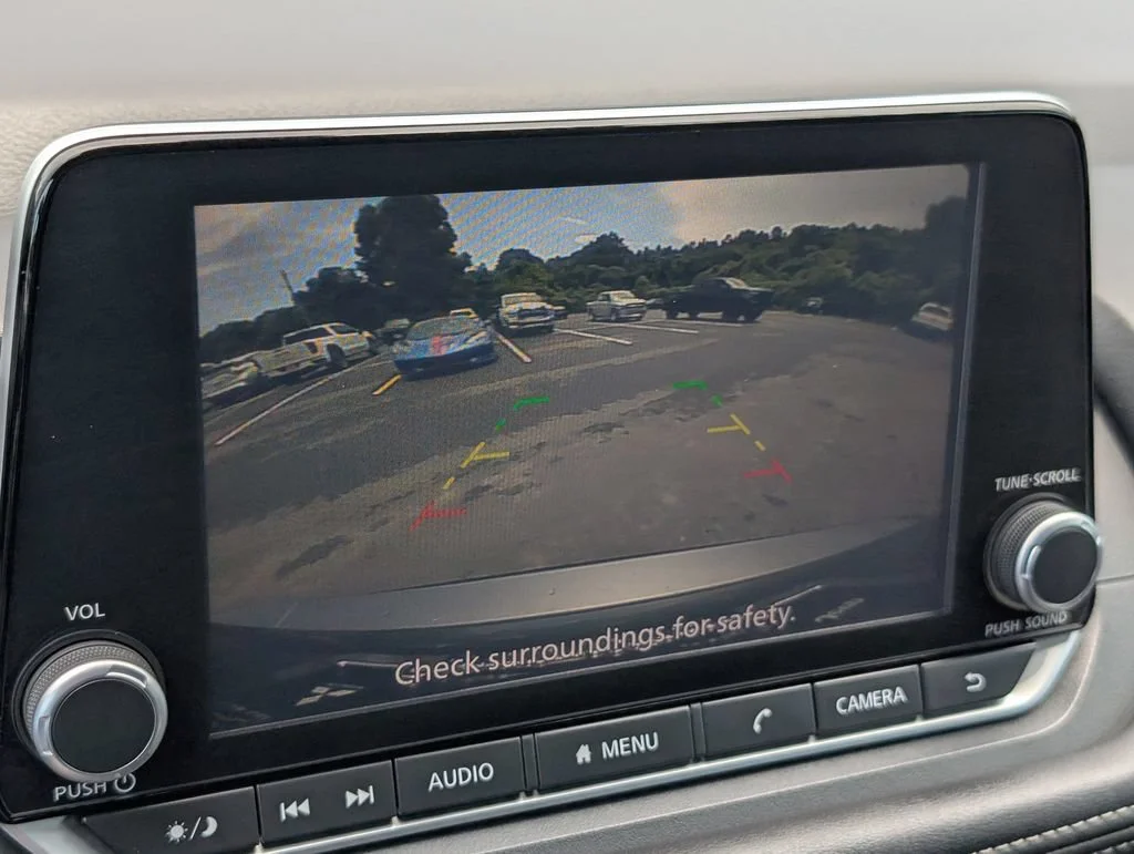 Used 2025 Grey Nissan S image 17