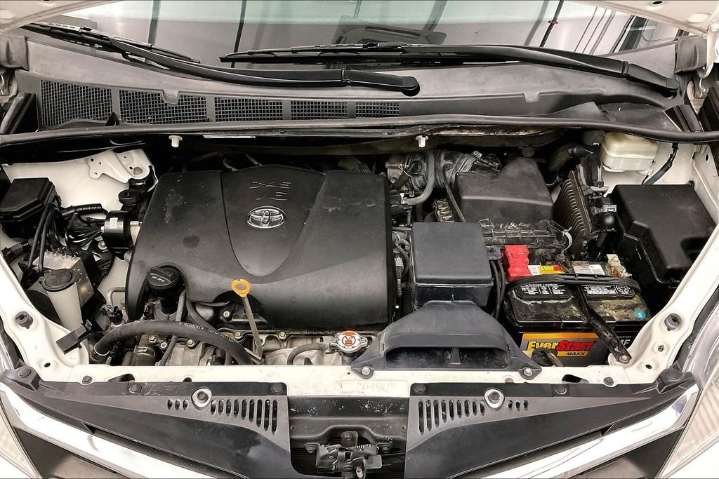 Used 2019 White Toyota LE image 14
