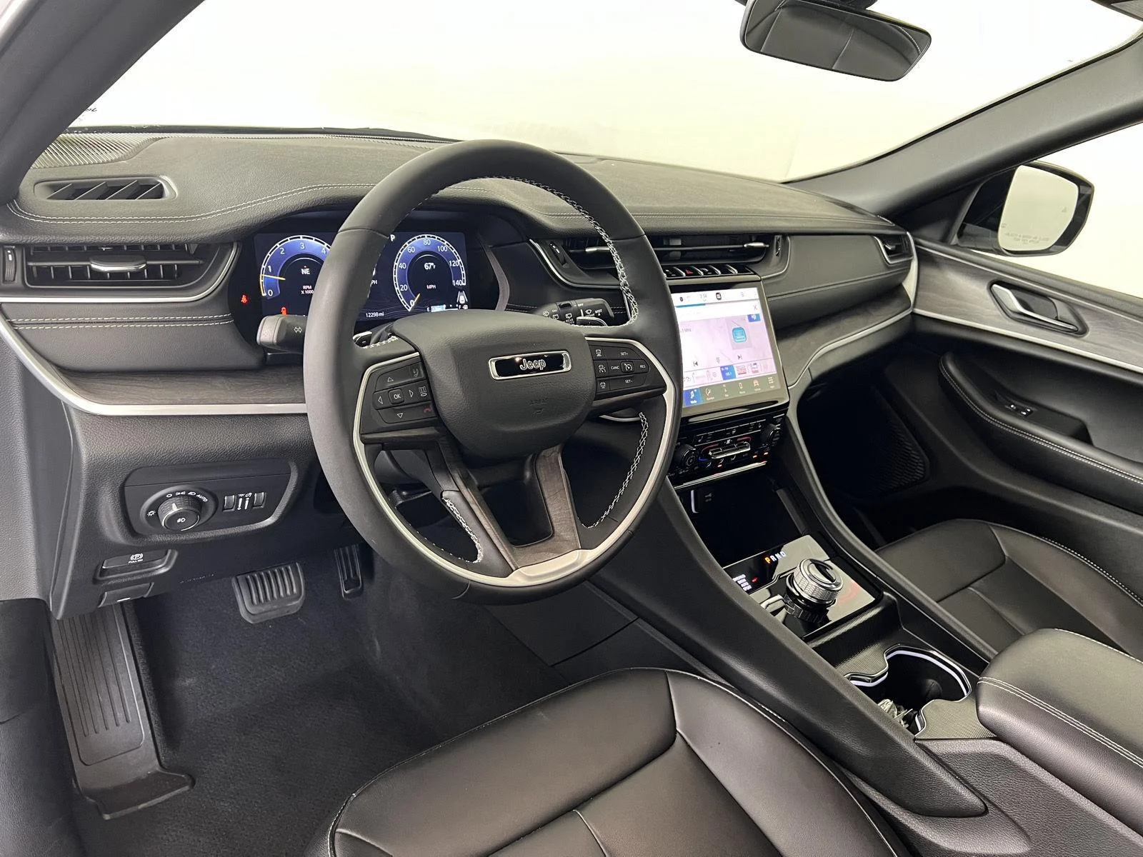 Used 2025 Wh Jeep Limited image 3
